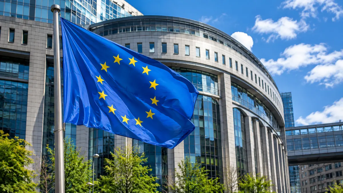 Flaga Unii Europejskiej przed budynkiem instytucji publicznej
