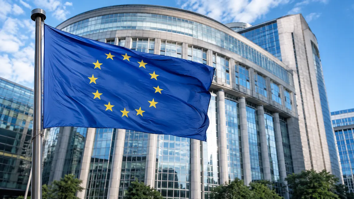 Flaga Unii Europejskiej przed budynkiem instytucji publicznej